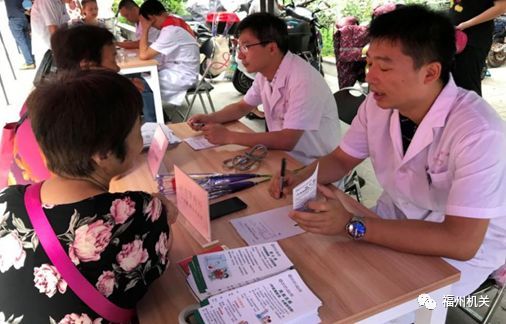 市衛生計生系統以黨員志愿服務慶祝首個“中國醫師節” 健康咨詢服務惠民生
