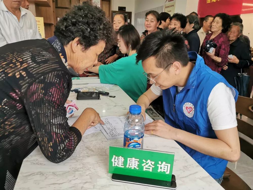 懂健康知識，做健康老人 老年健康宣傳周活動與咨詢服務(wù)紀(jì)實